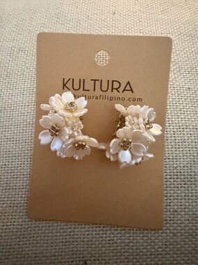 *new* Kultura Ivory Floral Cluster Earrings